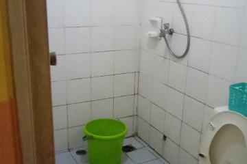 Bathroom Low Floor 1BR Apartment with Swimming Pool View at Modernland Golf Apartment