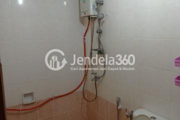 Bathroom Cozy 2BR Apartment Middle Floor with Swimming Pool View at Mediterania Gajah Mada Apartment