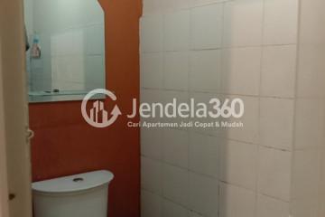 Bathroom 1BR Modernland Golf Apartment at Tower Yellow