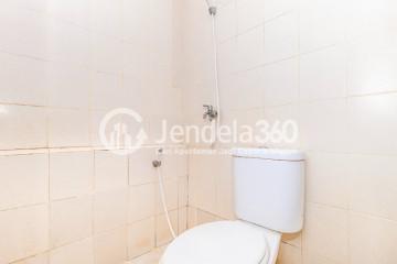 Bathroom 2BR Apartment with City View at Kalibata City Green Palace