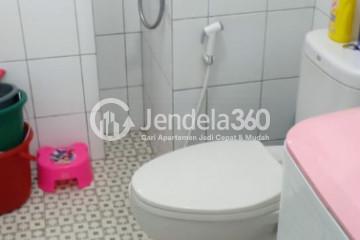 Bathroom Emerald Bintaro Apartment 2BR Fully Furnished View Swimming Pool