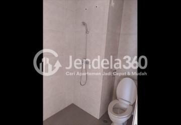 Bathroom Studio Apartment with City View at Parkland Avenue Apartment