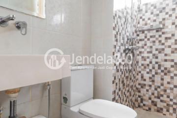 Bathroom Green Central City Apartment 2BR Fully Furnished