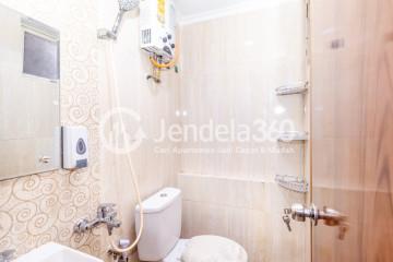 Bathroom 2BR Green Park View Apartment at Tower G