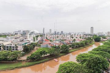 Balcony Middle Floor Studio Apartment with river and city view View at Puri Park View Apartment