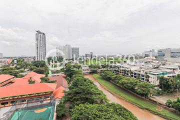 Balcony Middle Floor Studio Apartment with river and city view View at Puri Park View Apartment