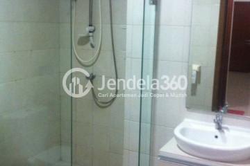 Bathroom Middle Floor 2BR Apartment with City View at Thamrin Residence Apartment