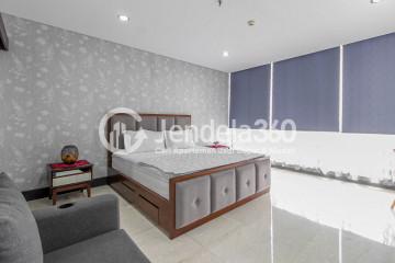 Bedroom Compact 1BR Apartment Middle Floor with City and Front Park View at Lavenue Apartment