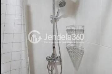 Bathroom Simply Look Studio Apartment Middle Floor with City View at Evenciio Apartment