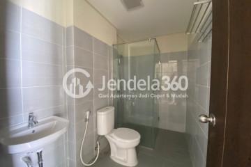 Bathroom Cozy 2BR Apartment Middle Floor with City View at Metro Garden Apartment