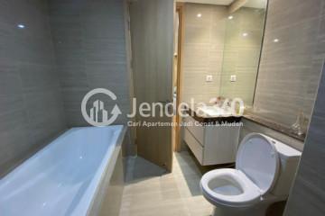 Bathroom 2 Low Floor 2BR Apartment with City View at Hillcrest House Apartment