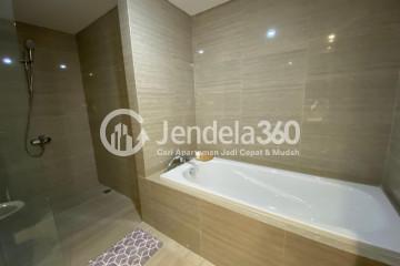 Bathroom Low Floor 2BR Apartment with City View at Hillcrest House Apartment