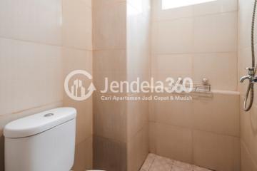 Bathroom Low Floor 3BR Apartment with City View at Kalibata City Green Palace