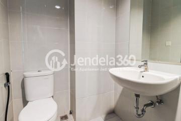 Bathroom Strategic Location Studio Apartment Middle Floor with city View at Casa De Parco Apartment