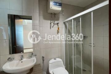 Bathroom 3BR Apartment with City View at Thamrin Executive Residence