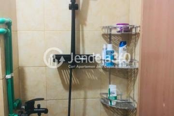 Bathroom Compact Studio Apartment Low Floor with Pool View at Paragon Village Apartment