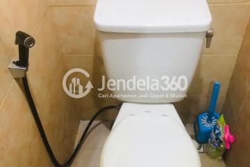 Bathroom Compact Studio Apartment Low Floor with Pool View at Paragon Village Apartment