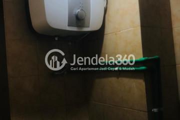 Bathroom Compact Studio Apartment Low Floor with Pool View at Paragon Village Apartment