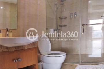 Bathroom 2 High Floor 2BR Apartment with City View at Menteng Park