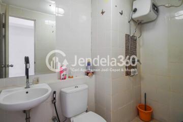 Bathroom Studio Apartment with Monas dan laut jawa View at Season City Apartment