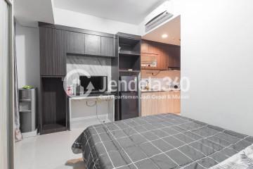 Bedroom Low Floor Studio Apartment with City View at The Crest West Vista Puri