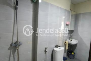 Bathroom Fancy 2BR Apartment Low Floor with Swimming Pool View at Metro Garden Apartment