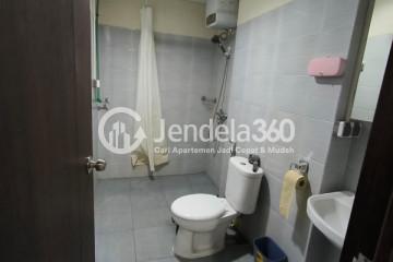 Bathroom Fancy 2BR Apartment Low Floor with Swimming Pool View at Metro Garden Apartment