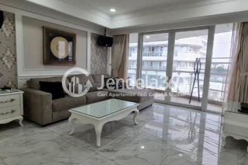 Living Room 3BR Apartment with City View at Royale SpringHill Residence