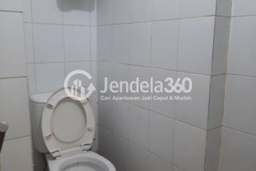 Bathroom 2BR MT Haryono Residence Apartment at Low Floor
