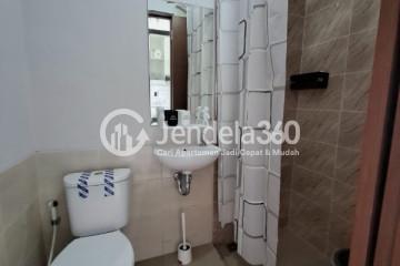 Bathroom 1BR Apartment with City View at Transpark Juanda Apartment