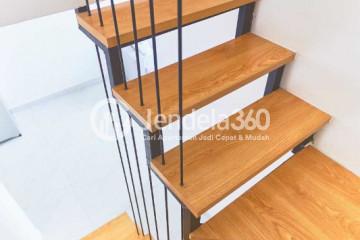 Stairs Middle Floor 3BR Apartment with Road View at Kingland Avenue Apartment