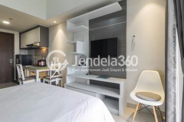 Bedroom Simply Look Studio Apartment Low Floor with Swimming Pool View at Parkland Avenue Apartment