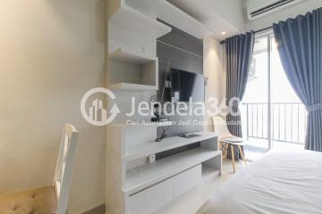 Bedroom Simply Look Studio Apartment Low Floor with Swimming Pool View at Parkland Avenue Apartment