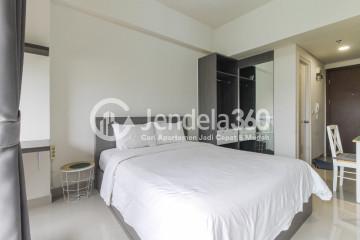 Bedroom Simply Look Studio Apartment Low Floor with Swimming Pool View at Parkland Avenue Apartment