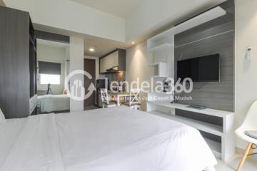 Bedroom Simply Look Studio Apartment Low Floor with Swimming Pool View at Parkland Avenue Apartment