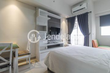 Bedroom Simply Look Studio Apartment Low Floor with Swimming Pool View at Parkland Avenue Apartment