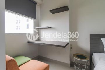 Bedroom Simply Look Studio Apartment Low Floor with Swimming Pool View at Parkland Avenue Apartment