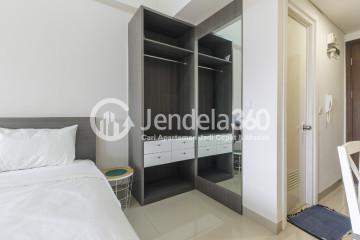 Bedroom Simply Look Studio Apartment Low Floor with Swimming Pool View at Parkland Avenue Apartment