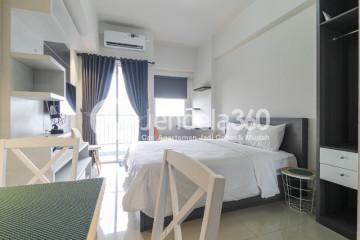 Bedroom Simply Look Studio Apartment Low Floor with Swimming Pool View at Parkland Avenue Apartment