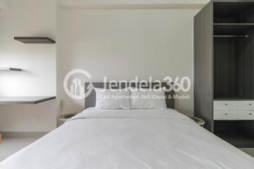 Bedroom Simply Look Studio Apartment Low Floor with Swimming Pool View at Parkland Avenue Apartment