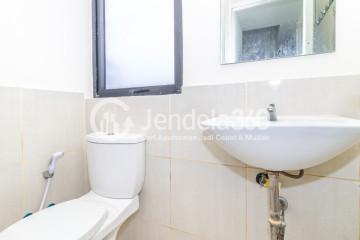 Bathroom 2BR Apartment with City View at Meikarta Apartment