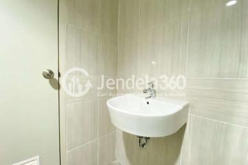 Bathroom 1BR Apartment with City View at Vasanta Innopark Apartment