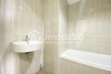 Bathroom 1BR Apartment with City View at Vasanta Innopark Apartment