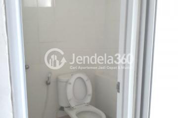 Bathroom Restful Studio Apartment High Floor with City View at Bassura City Apartment