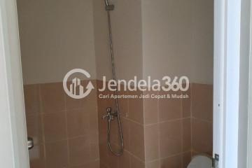 Bathroom 2BR Podomoro Golf View Apartment at Tower Balsa