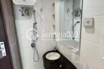 Bathroom Studio Apartment with Swimming Pool View at Sky House BSD Apartment