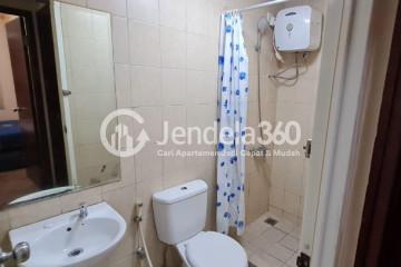 Bathroom 2BR Apartment with City View at Mediterania Marina Ancol Apartment