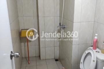 Bathroom 2BR Apartment with City View at The Springlake Summarecon