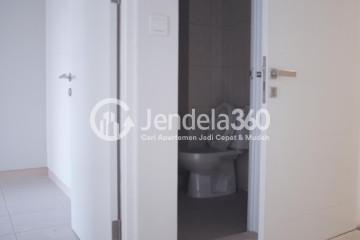 Bathroom Low Floor 2BR Apartment with City View at The Springlake Summarecon