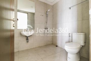 Bathroom 2BR Apartment with City View at Chadstone Cikarang